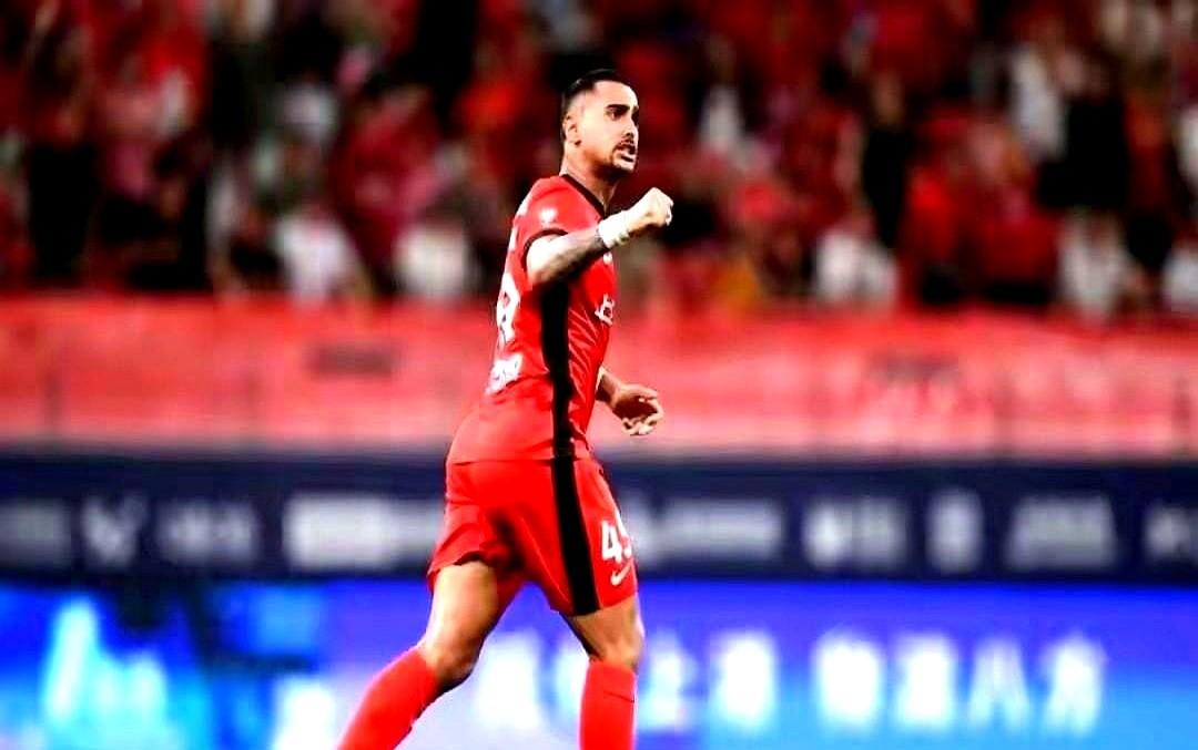 这足球圈的阴谋论也太能扯了吧！现在网上吵翻了，有人说申花新总监是海港“卧底”