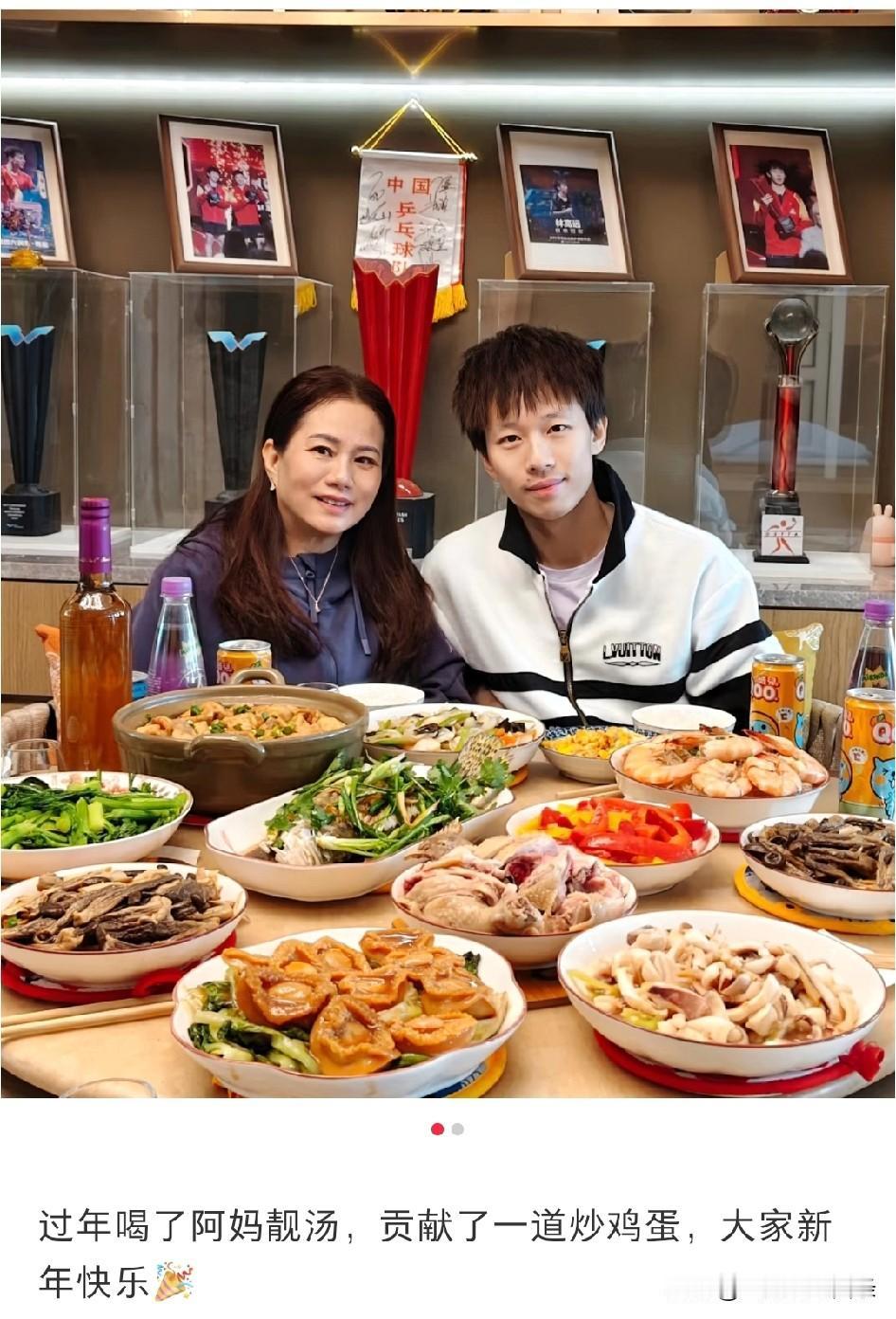 林高远晒过年美食，和妈妈一起过年，喝了老妈靓汤，自己还贡献了一道番茄炒鸡蛋[赞]