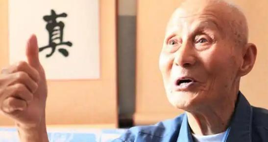 1983年，一位63岁的老农正在弯腰给县领导倒水。领导无意间看了一眼，顿时愣住了