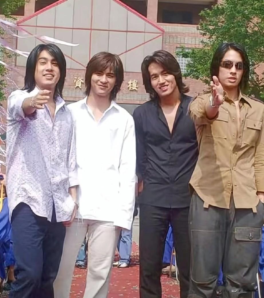 这张照片拍于23年前的校园庆典上，四个意气风发的少年站在红毯上，谁也没有想到，他