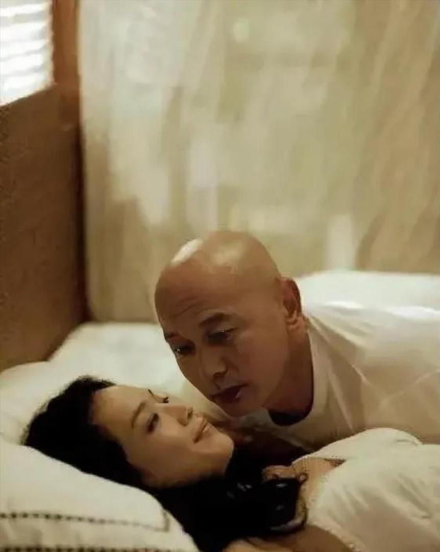 一次，葛优听说要跟舒淇拍吻戏，他赶紧找冯小刚：“我都50多岁了，和人家舒淇亲嘴我