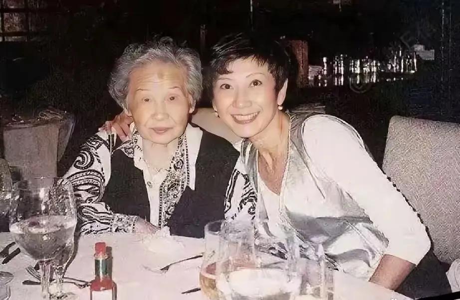 施南生的妈妈好在意眉形哦，老年了不化妆，开始眉形纤细，一看就是永久的眉形，应该是