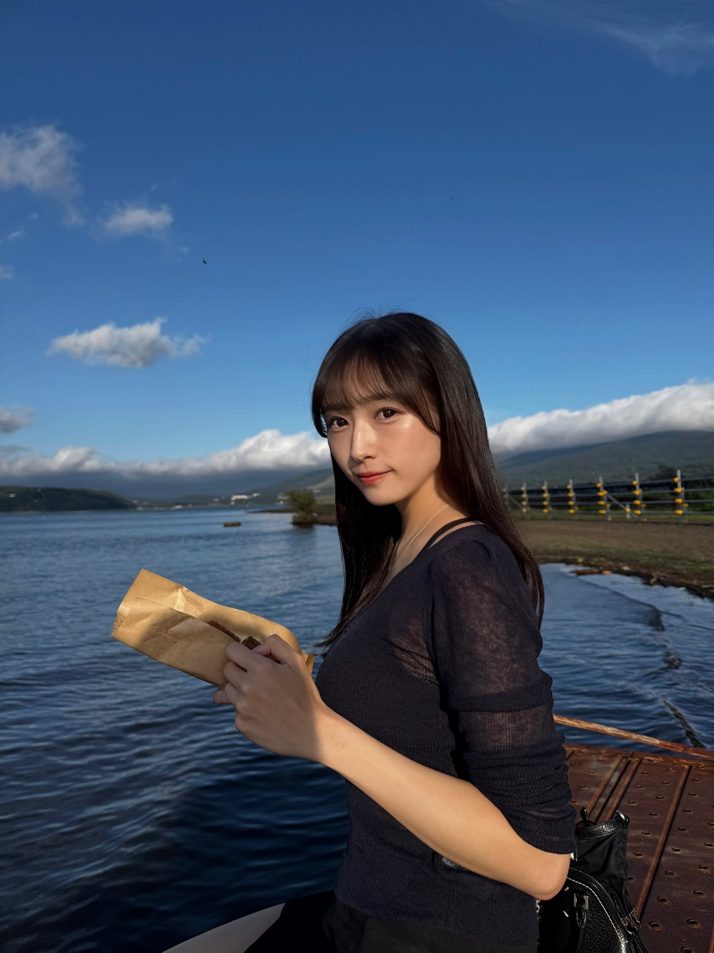 渡辺梨加「いい場所みつけた！たこ唐揚げすき🐙」山中湖​​​