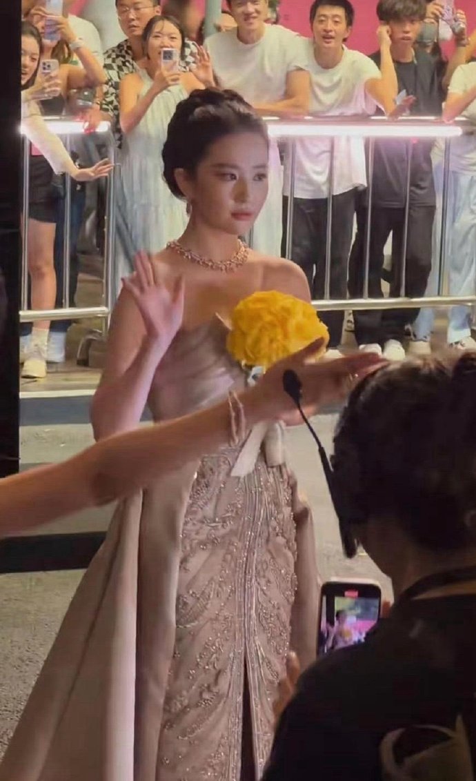 怪不得大家都说刘亦菲不上镜，路人拍的也太美了，这个脸部线条好饱满，谁相信她30多
