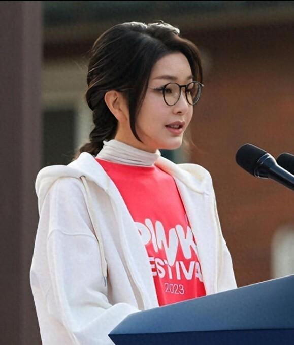52岁却穿出高中生气息，韩国第一夫人这身打扮让人怀疑年龄，长相身材占尽优势