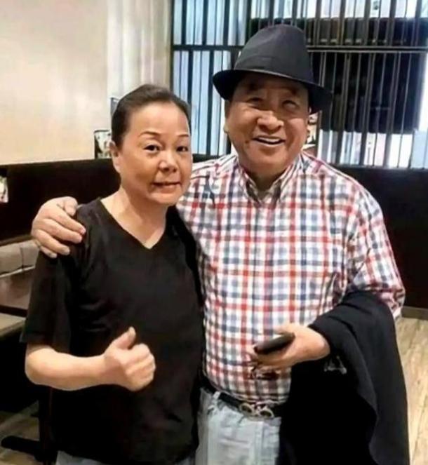 75岁的姜昆与至今未婚46岁的女儿姜珊共同居住在北京西城区的老房中，家庭生活情况