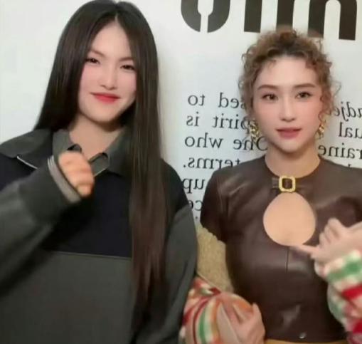 何超莲比王诗龄大20岁，一点儿也看不出来。