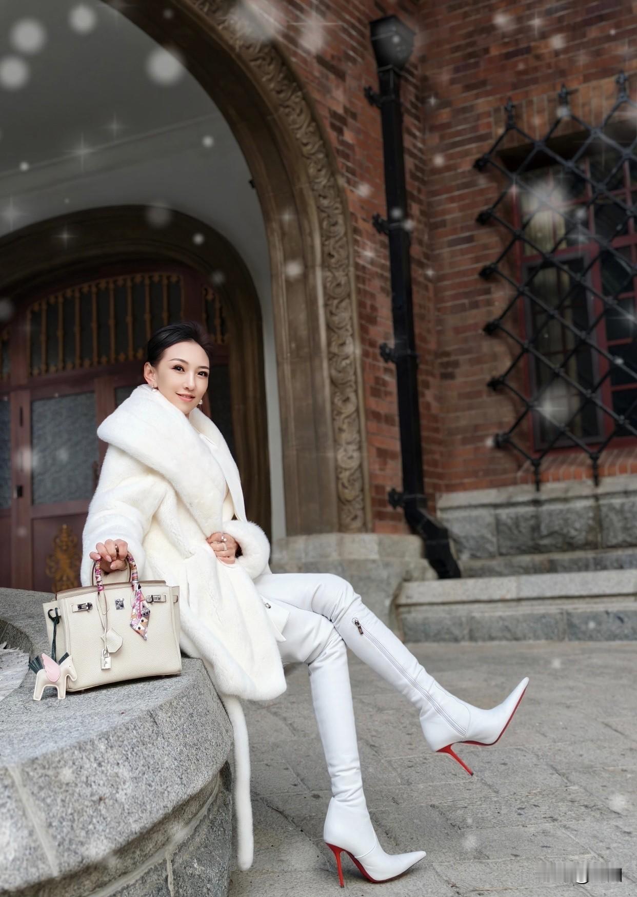 为什么成熟的女人越来越受欢迎社交方面，成熟女性知道如何与人相处得体。