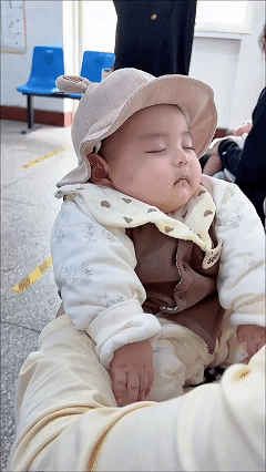 笑不活了!上海一位妈妈带着四个月大的宝宝去医院打疫苗,没想到了医院之后,宝宝直接