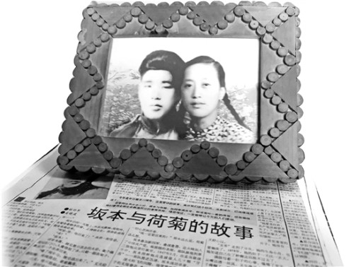 抗日战争中，一名日军趁夜翻进老农家，偷偷将一摞钱塞进窗户，说那是白天白天打他赔礼
