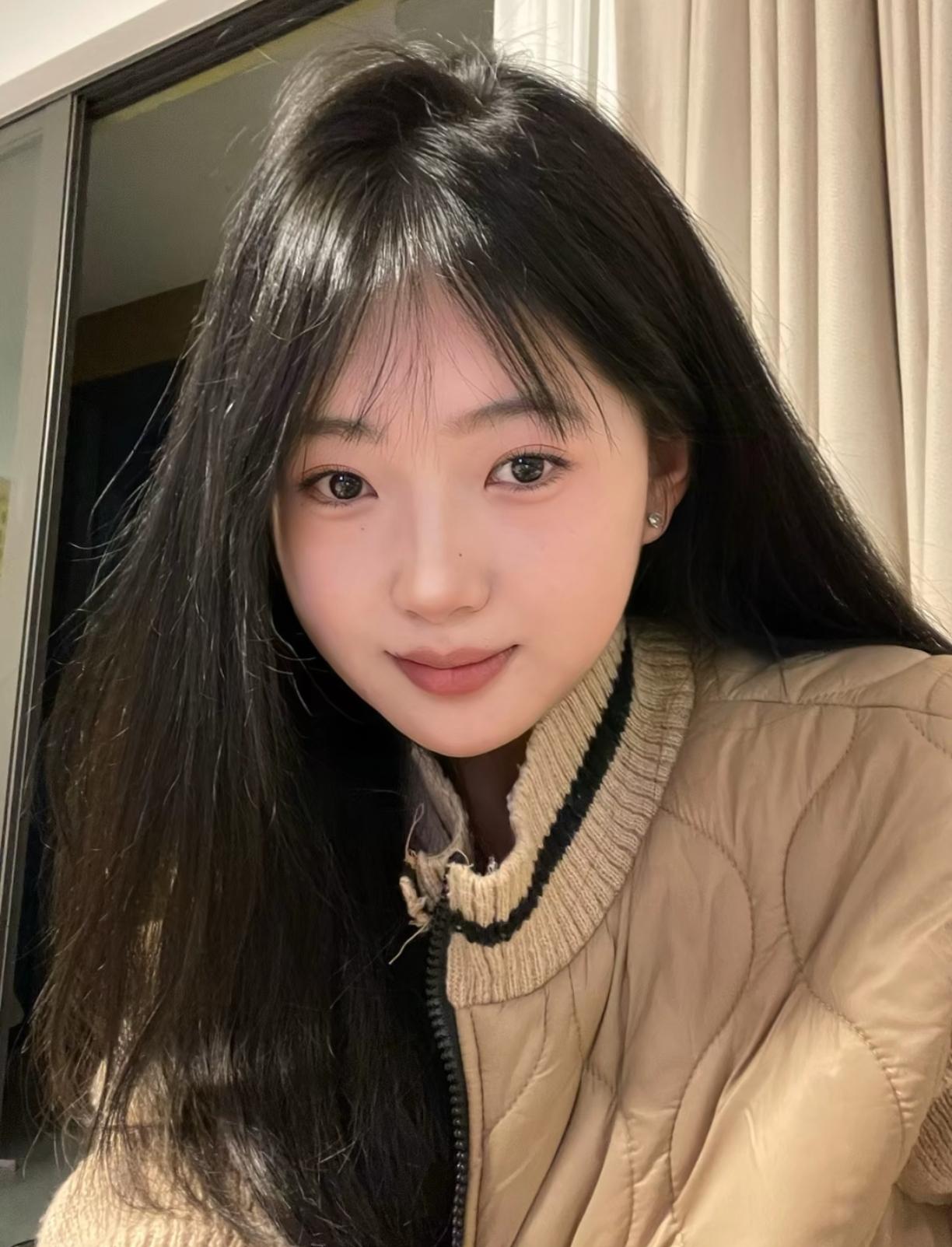 长发妹子对着镜头微笑。