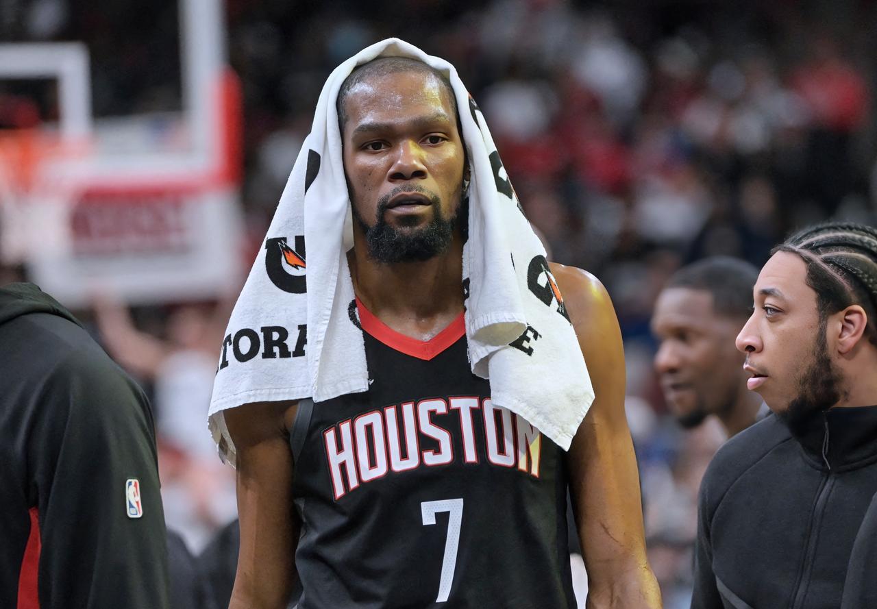 笑不活了！火箭加时领先13分遭15-0史诗翻盘，乌度卡挂机，申京独断，杜兰特彻底