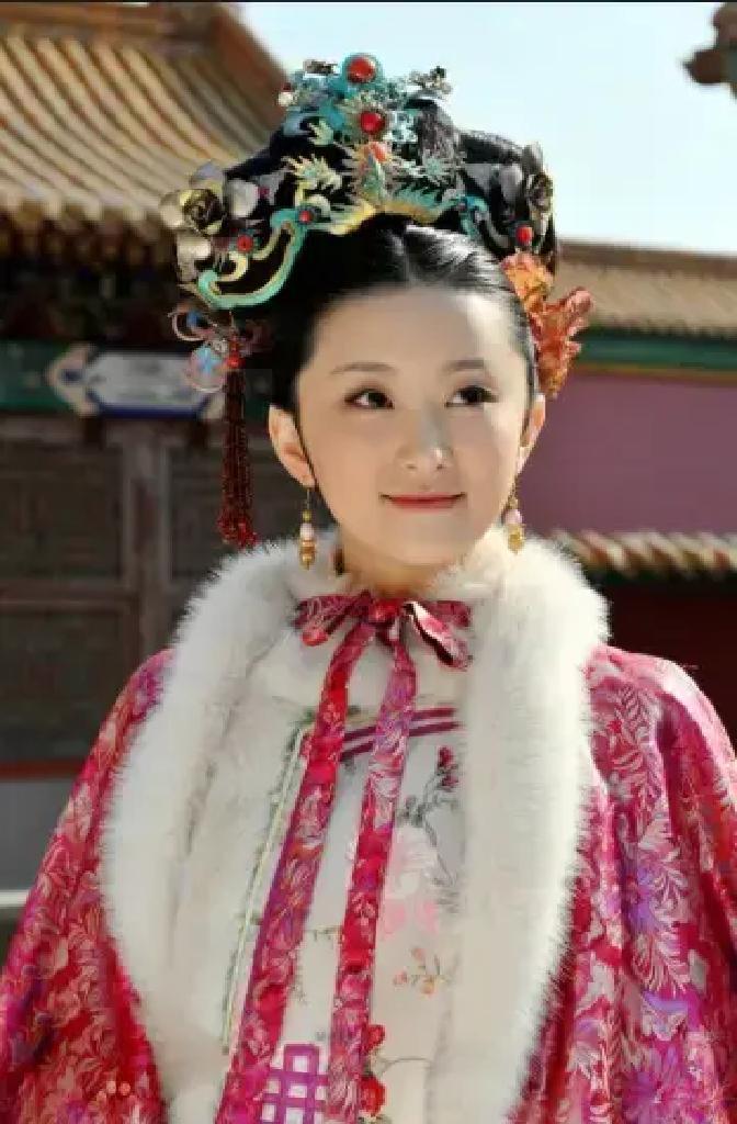 1725年，14岁的乾隆被安排第一个试婚宫女，侍寝后让他终生难忘。她身着薄纱衣裳，姿态万千，轻步走进