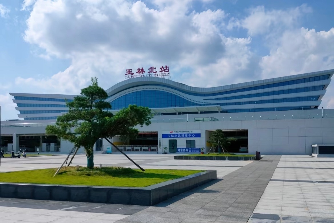 【玉林北到岑溪东段高铁今年内开通】5月13日，南珠高铁玉林北到岑溪东段轨道精调工