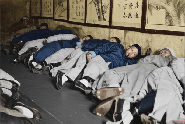 这张照片拍摄于晚清鸦片馆内烟民吸食鸦片的真实场景。此时鸦片已从上层社会的“奢侈品