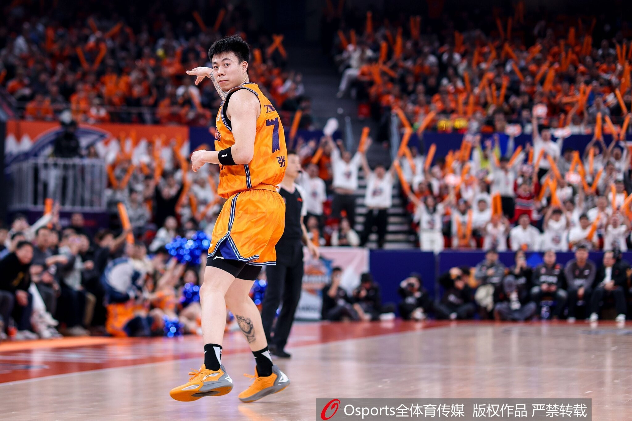 王哲林: 我和张镇麟常开玩笑 中国篮球被网暴最狠的两个人当队友