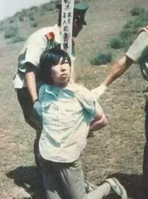 1993年秋，刑场上的曹琳琳望着天边最后一抹晚霞，手里攥着的旧手帕已经被泪水浸透