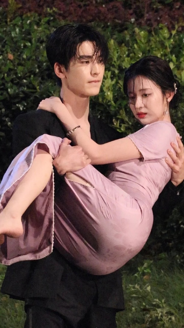 哪个天才想到让张凌赫和王楚然搭戏的！！！cp感就是如此啊！俩人身材都好到爆！王楚