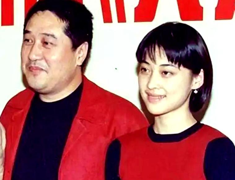 不少人并不了解梅婷曾经结过三次婚。她的首任丈夫是叶挺将军的孙子叶大鹰，叶大鹰从事