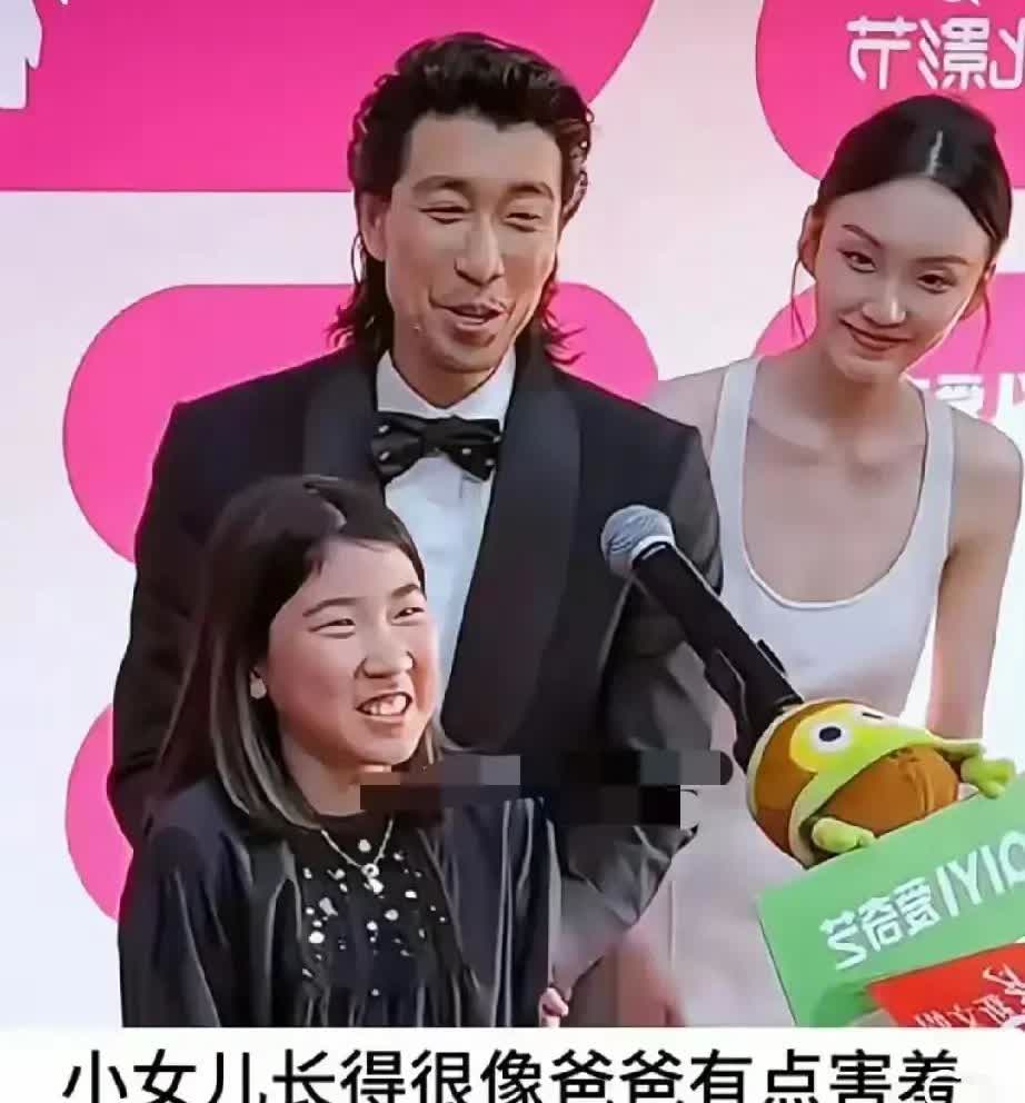 不得不说，这父女两人这简直就是一个模子刻出来的，鉴定费都省下来了。[赞][赞]