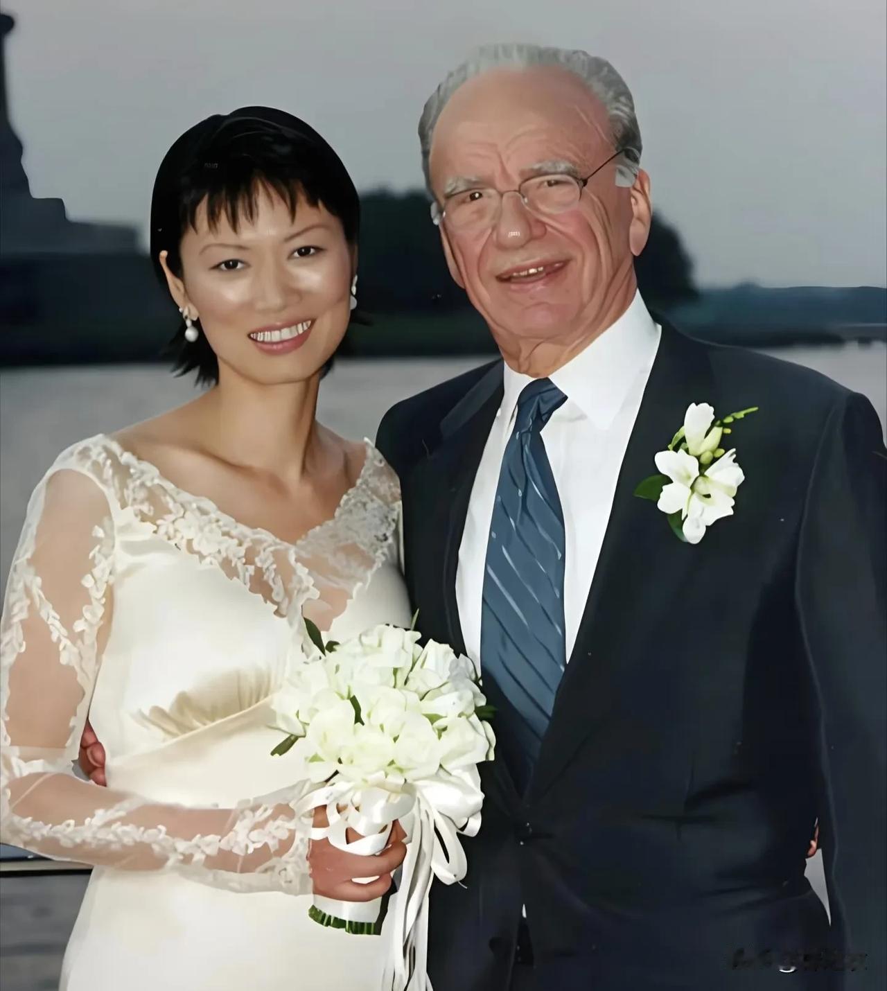 邓文迪的两个女儿每个都有信托基金20亿美元也够花一辈子了，所以邓文迪也是个狠人。