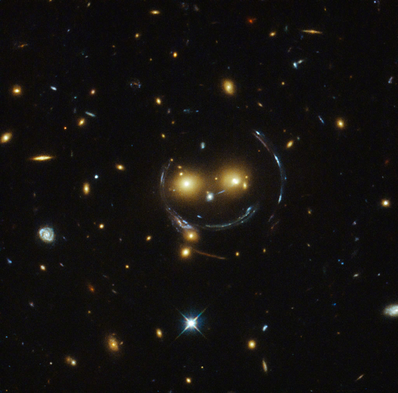 一张来自宇宙的微笑。在观测宇宙时，哈勃望远镜捕捉到一个星系团正对着镜头微笑。那些
