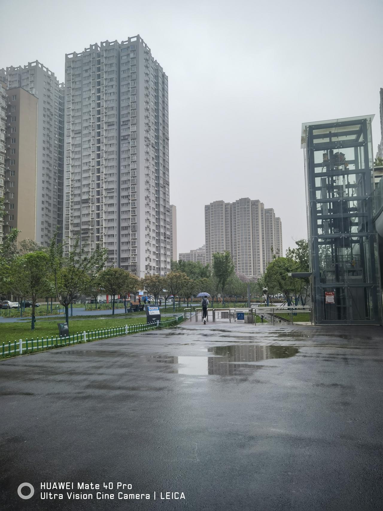 西安上午有轻微沙尘暴，午后下雨了，还下得挺大；气温下降幅度较大，昨天30℃，今天