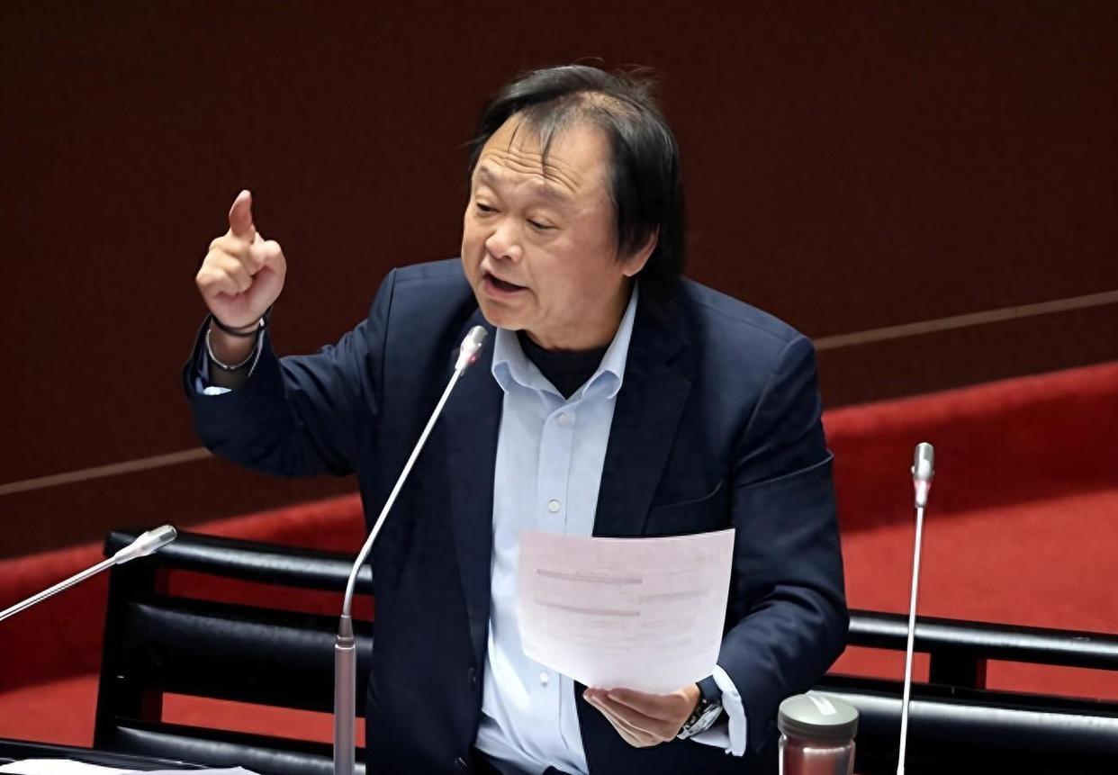 最近台湾民进党立委王世坚说了一句“我想到大陆看看”就这么简单一句话，在台湾岛上