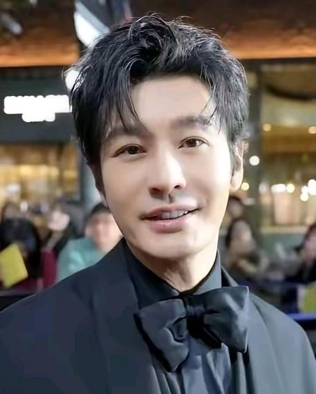 平时总见大家在网上吐槽黄晓明，说他英俊帅气，实实在在的美男子，唯一的缺点就是总爱