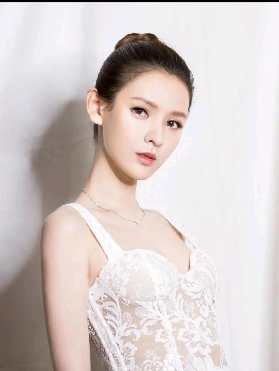 王思聪女友盘点,初恋美到窒息？王思聪的初恋女友是张倩，她被认为是最好看的。‌