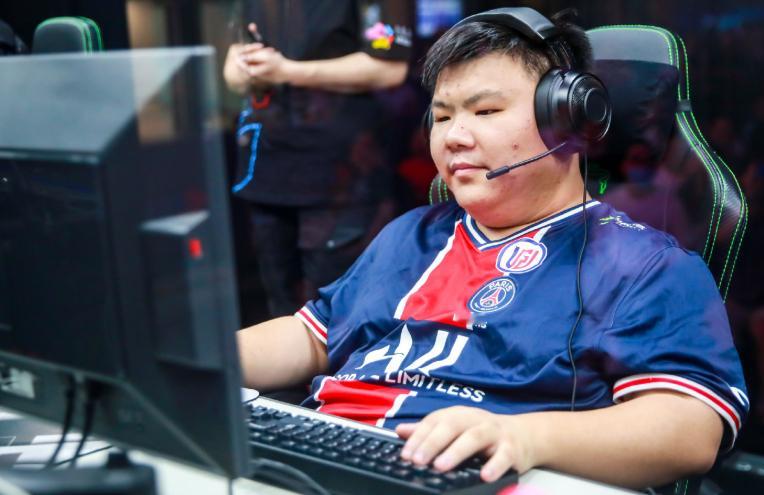 弹幕问XinQ如果BP时选手跟教练的意见发生冲突最后会听谁的？QQ哥回答这种事没