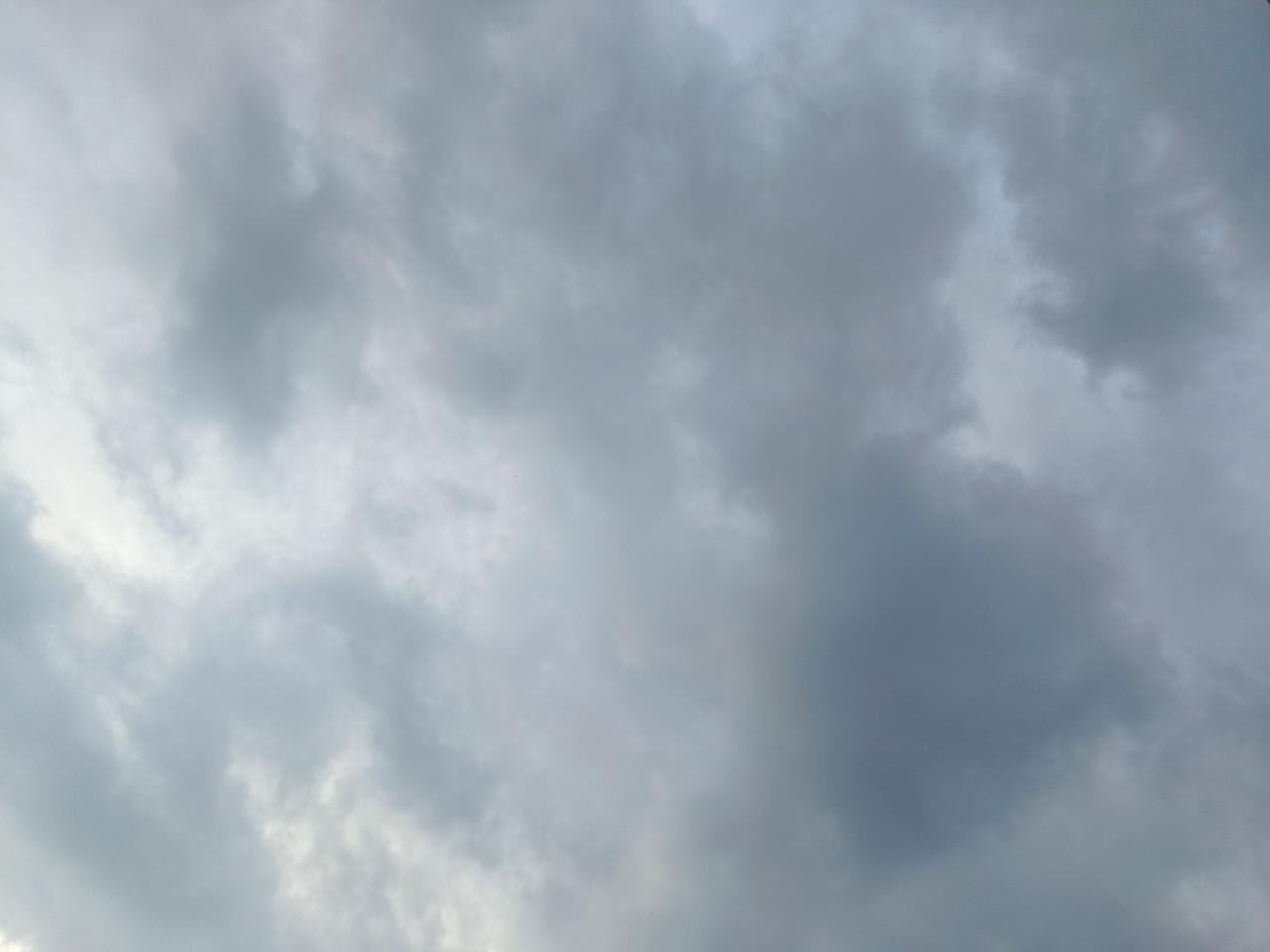老人生了三个儿子一个女儿，三个儿子都没啥大本事就在村里种地的那种，女儿嫁得好，嫁