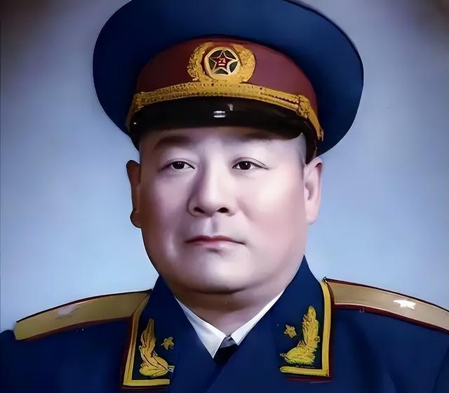 1955年北京中南海评衔阶段，毛泽东审阅授衔名册时，目光停留在孟庆山的名字上，随