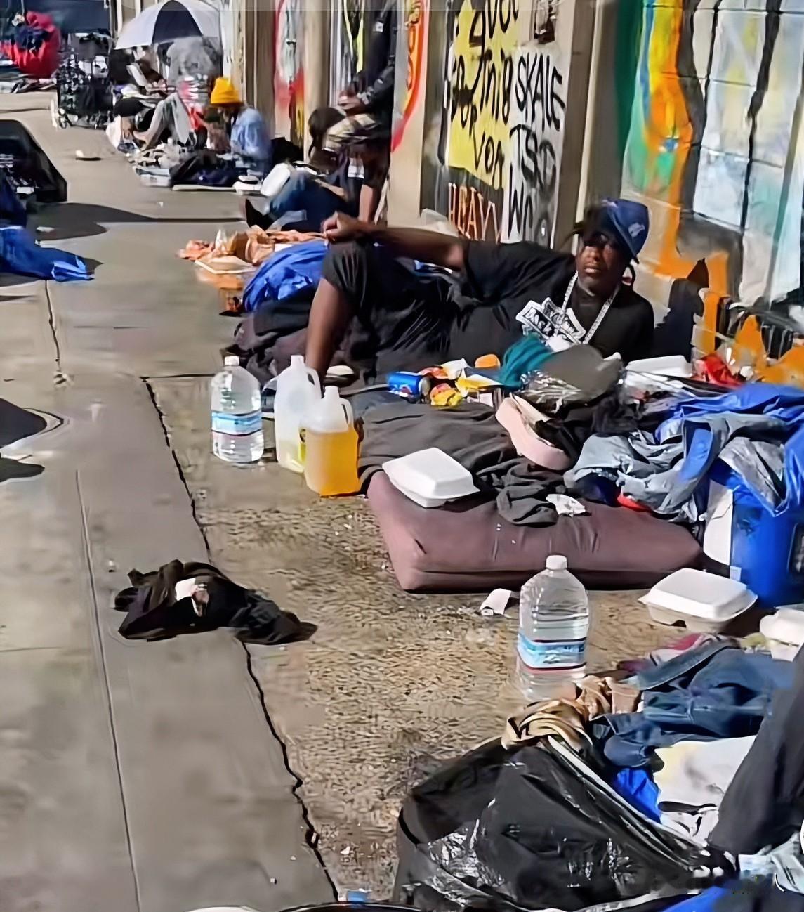 这里是冒险者、投机者与富人的天堂，却是穷人的地狱！这是一位博主街头实拍的所谓“