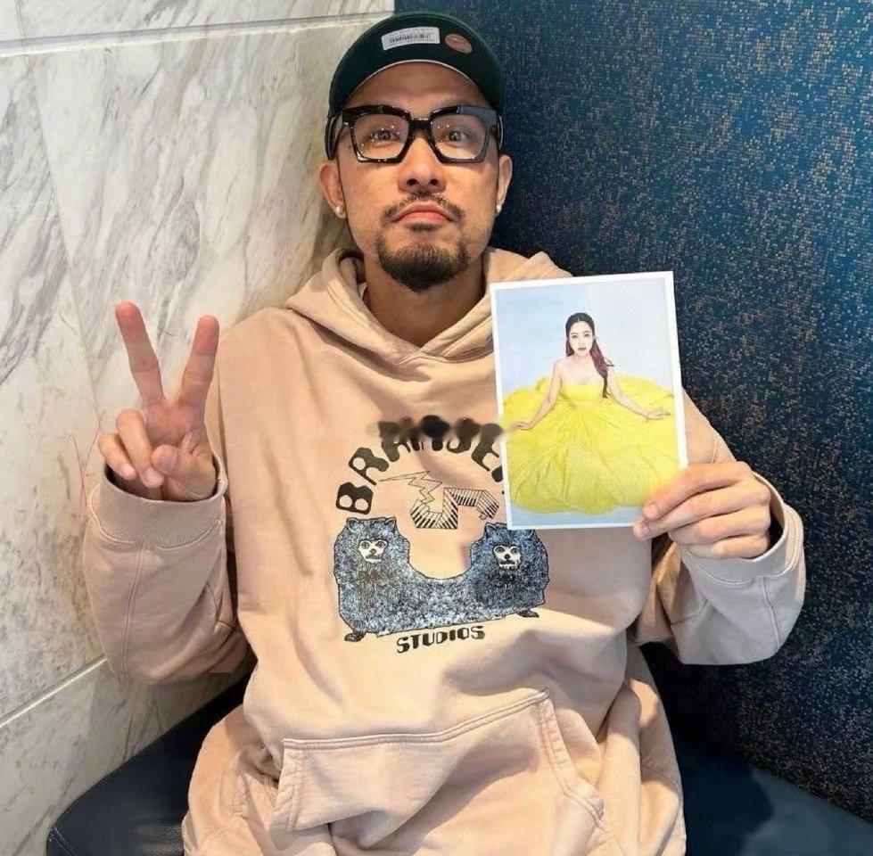 热狗摘墨镜黄子韬未必给链子墨镜果然是热狗的本体。VaVa形容他摘掉墨镜就直接变