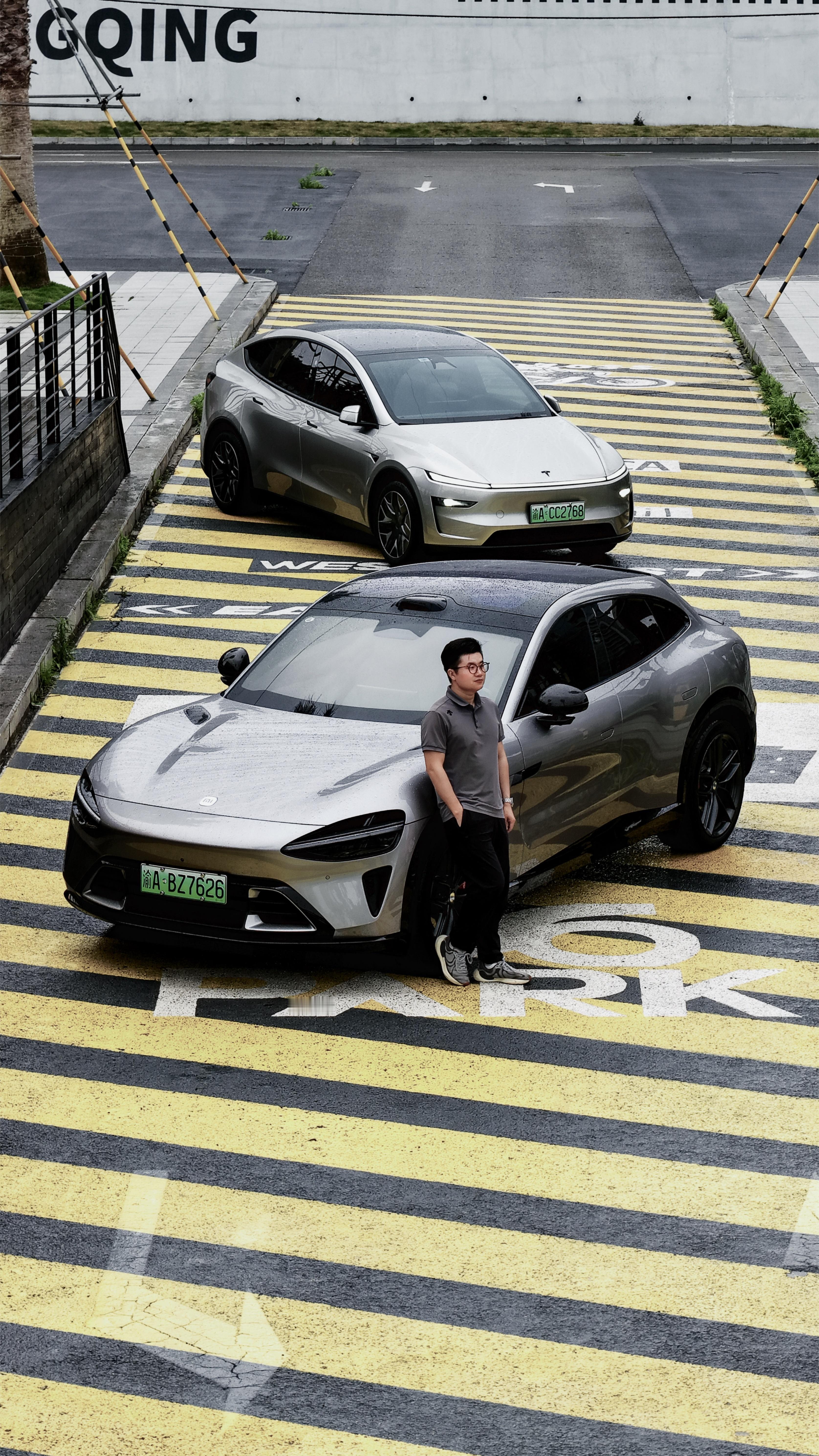 应该是今天拍的最帅的一张图吧。YU7和ModelY哪个更帅?