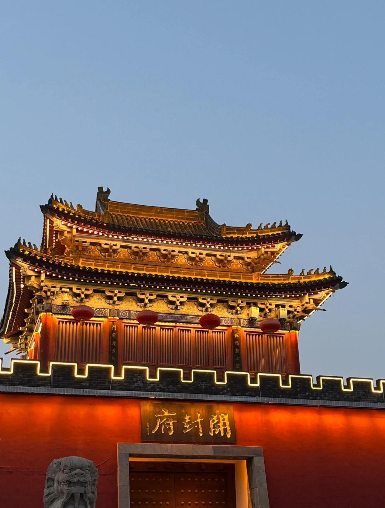 开封城竟然是城摞城。开封地下，埋了六座城。城挨城叠，最深处在地面以下约十五米
