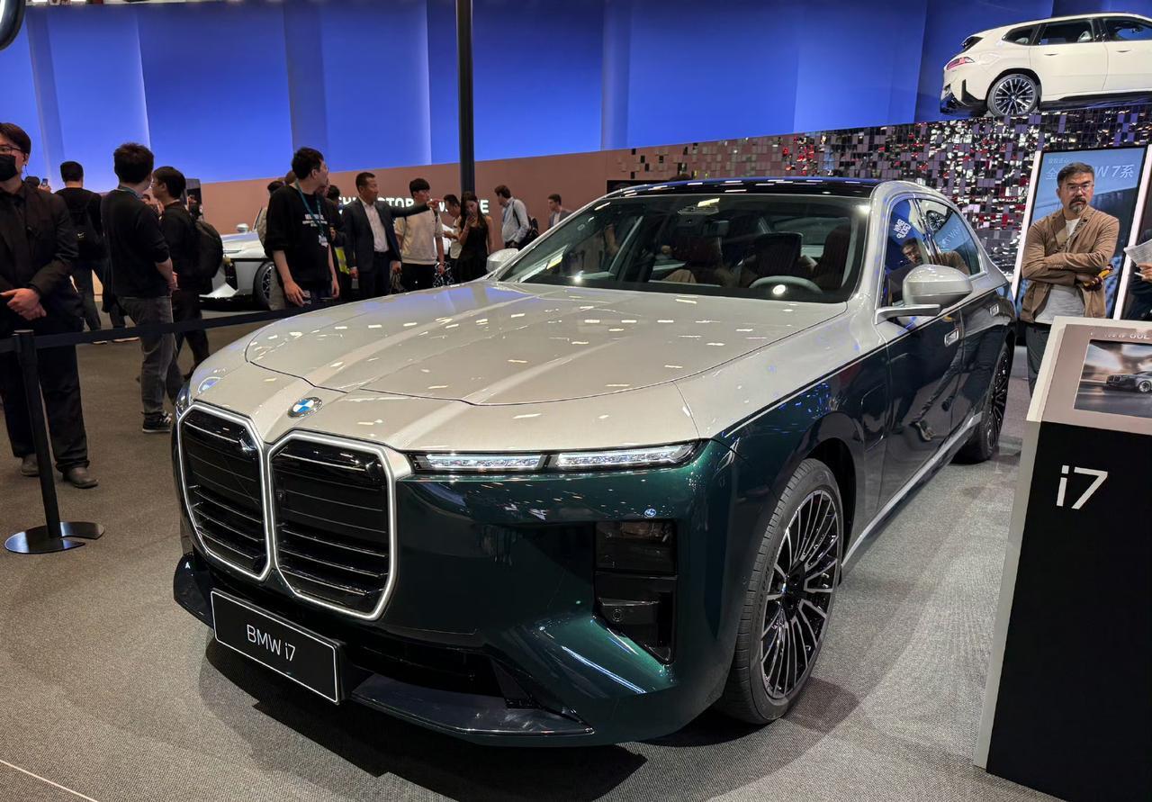 全新宝马7系支持个性化定制！这次7系带来了数百种定制车漆以及内饰颜色色彩非