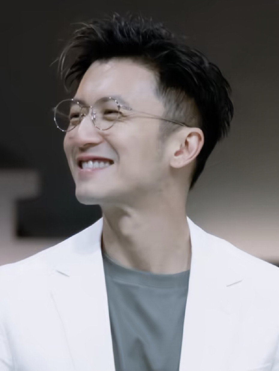 谢霆锋，你好糊涂呀[墨镜]父亲谢贤最担心你和他一样老来孤独，你偏偏要走他的老路💔身边的好女人👩?