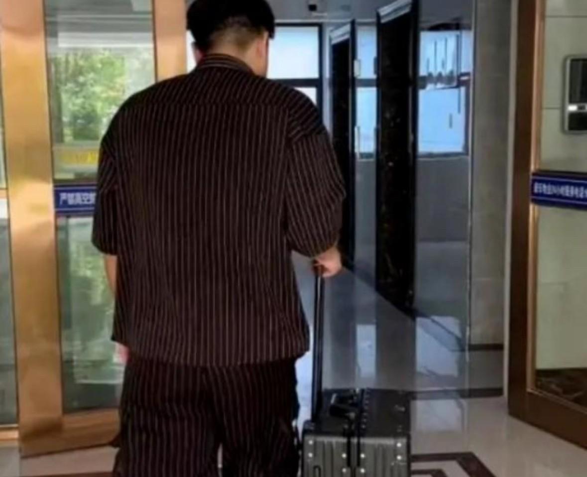 江苏南京，公司派男子到新疆出差一个月，但是男子却在原工作岗位出勤工作一个月。公司