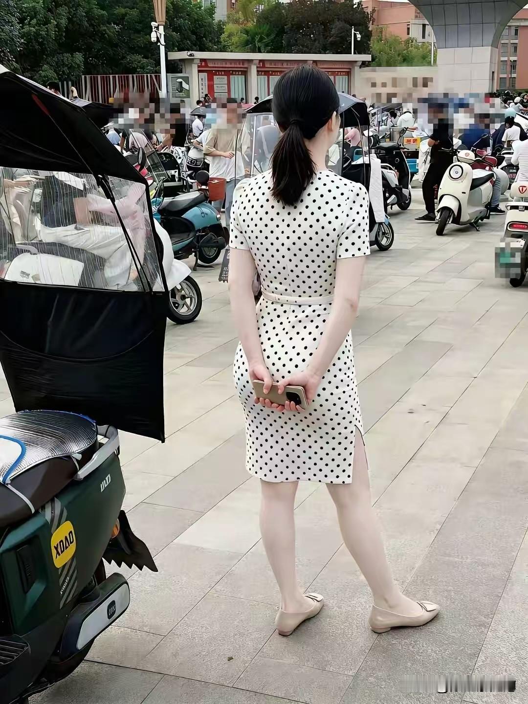 看我家领导这架势我都不敢吱声