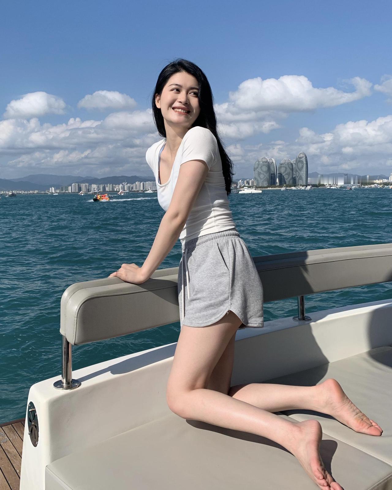 开心的话，晒黑一点也没关系，不是吗？美腿控街拍.美女.穿搭.大长腿