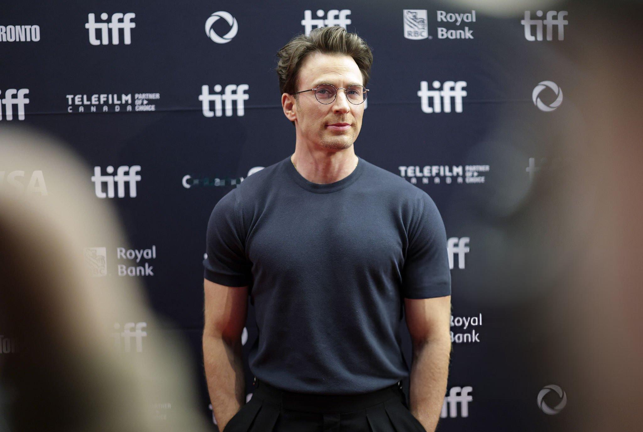 44岁的“美队”ChrisEvans傲挺胸姿亮相新片《牺牲》首映红毯​​​，