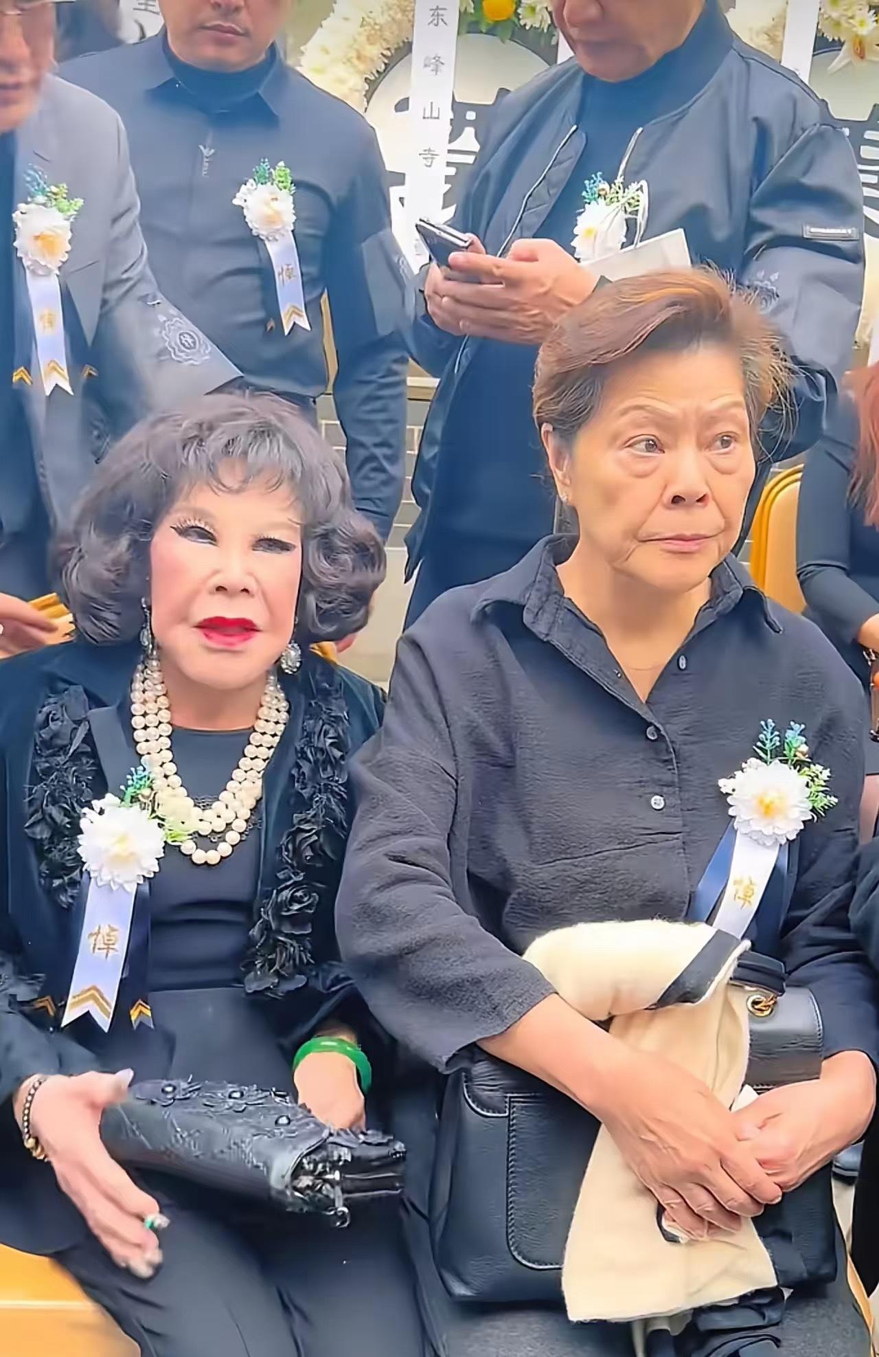 梁小龙生前人品好，人缘固然也不差，追悼会上有不少熟面孔。镜头一扫有一位妆容明