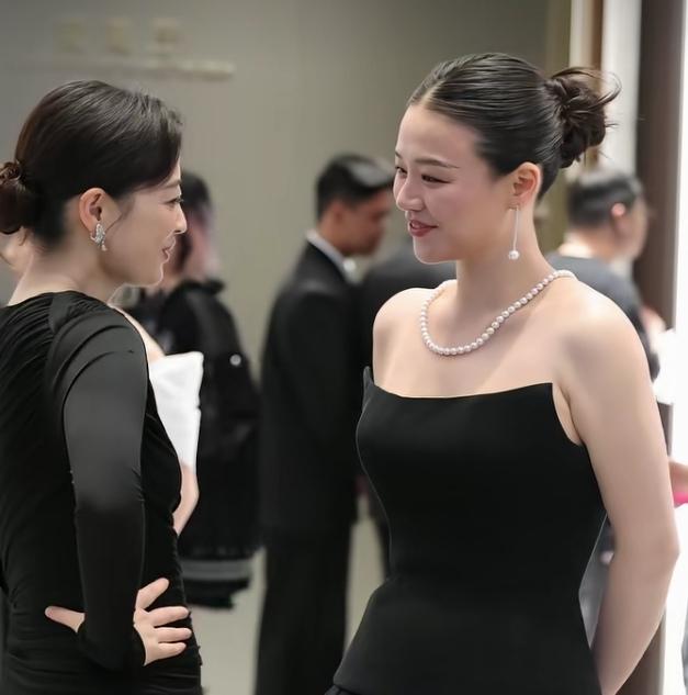 梅婷和马思纯同框太有看点了……梅婷温柔且优雅有气质马思纯鲜活且有灵气各