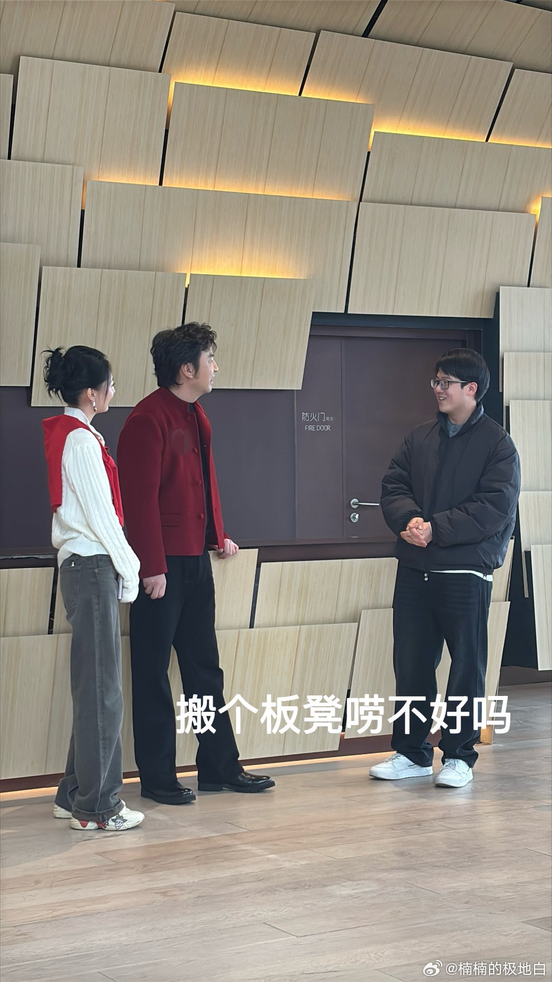 偶遇雷佳音在街头跟路人唠嗑谁偶遇了雷佳音！提着瓜子花生街头唠嗑，社牛天花板实锤