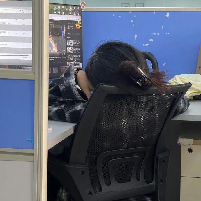 00后把妈见打坐姿带到工位