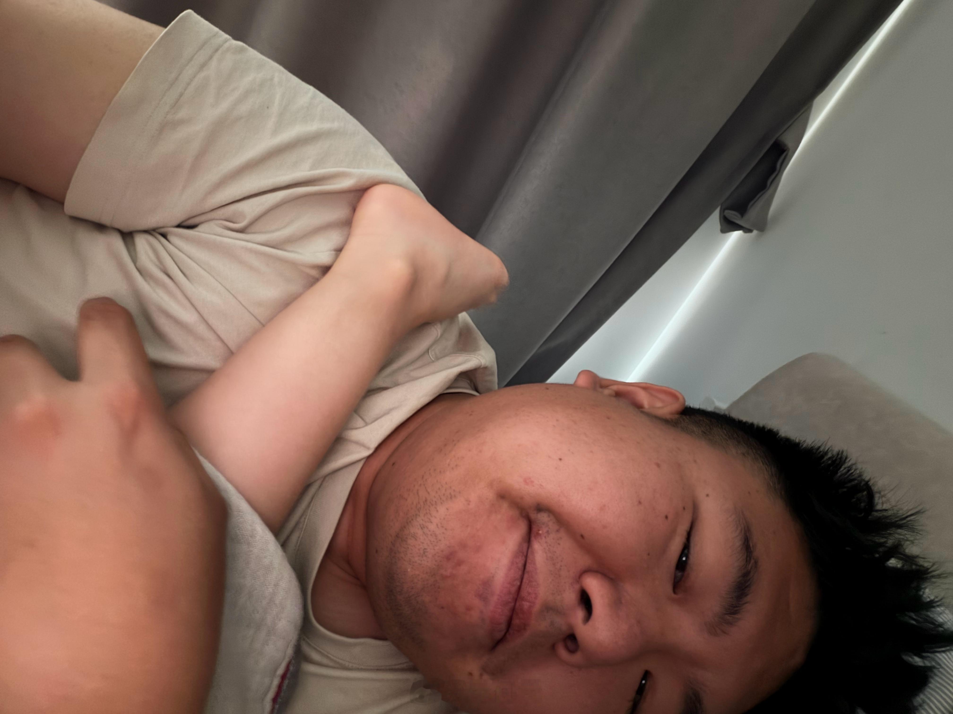 各位谁家孩子睡觉也爱跷脚……跷到脸上的那种[捂脸哭]​​​
