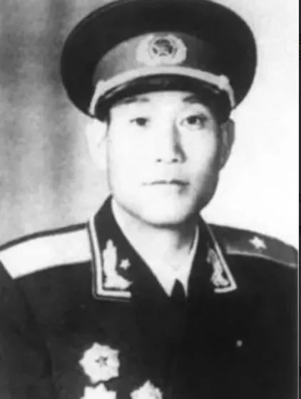 1952年，解放军第62军剿匪，营寨攻破，救出一个被土匪囚禁多年的独眼老汉，军长