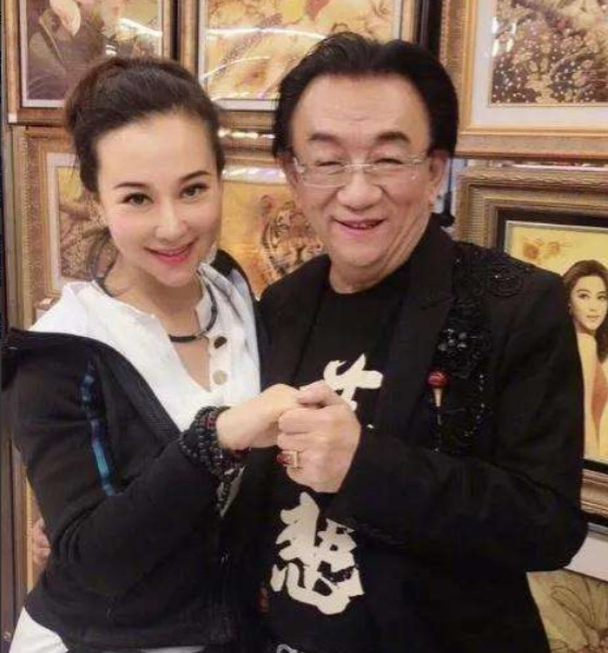 1993年，45岁的侯耀文娶了小20岁的袁茵，婚后他经常外出工作，便让师侄戴志诚